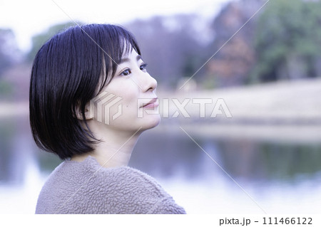 公園の水辺でリフレッシュする女性 公園の水辺でリフレッシュする女性 111466122