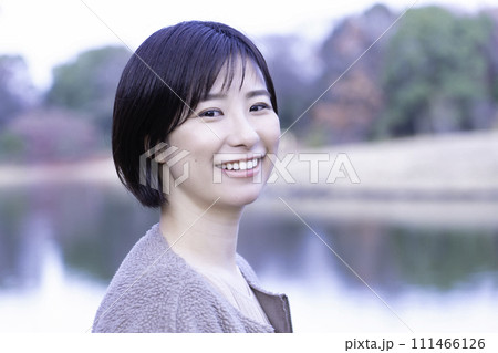 公園の水辺でリフレッシュする女性 公園の水辺でリフレッシュする女性 111466126