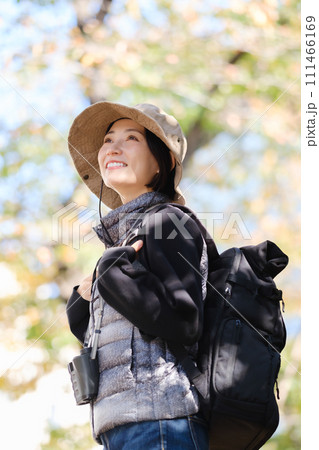 ハイキング 山歩き 見上げる 晴天 縦 ハイキング 山歩き 見上げる 晴天 縦 111466169