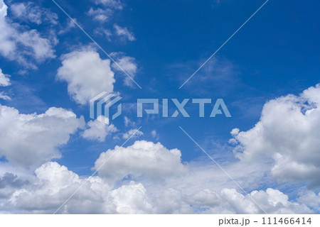 【空バック・背景素材】爽やかな青空に浮かぶ白い雲 111466414