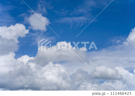 【空バック・背景素材】爽やかな青空に浮かぶ白い雲 【空バック・背景素材】爽やかな青空に浮かぶ白い雲 111466425