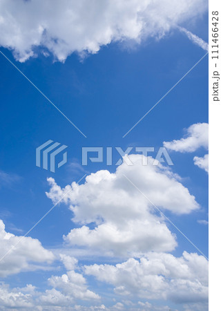 【空バック・背景素材】爽やかな青空に浮かぶ白い雲 【空バック・背景素材】爽やかな青空に浮かぶ白い雲 111466428