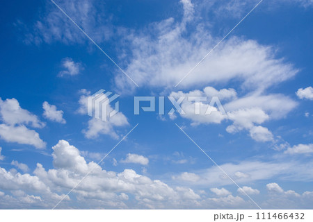 【空バック・背景素材】爽やかな青空に浮かぶ白い雲 111466432