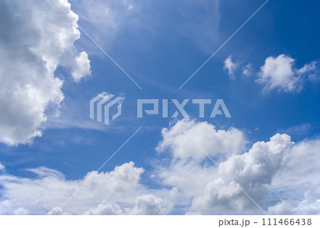【空バック・背景素材】爽やかな青空に浮かぶ白い雲 111466438