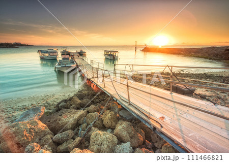 沖縄県読谷村残波ビーチのサンセット 111466821