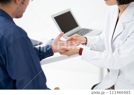 医療　アトピー性皮膚炎　手元 111466985