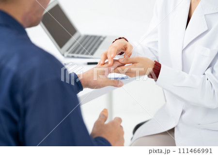 医療　アトピー性皮膚炎　手元 111466991