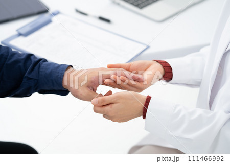 医療　アトピー性皮膚炎　手元 111466992