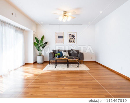 リモデリングしたマンションの広々としたリビングダイニングルーム リモデリングしたマンションの広々としたリビングダイニングルーム 111467019