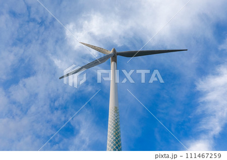青空にそびえるハマウィングこと横浜市風力発電所 青空にそびえるハマウィングこと横浜市風力発電所 111467259