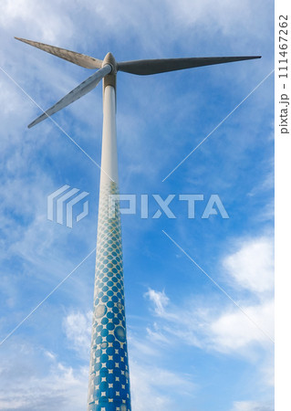 青空にそびえるハマウィングこと横浜市風力発電所 111467262