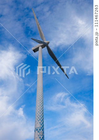 青空にそびえるハマウィングこと横浜市風力発電所 111467263