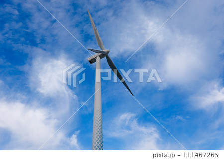 青空にそびえるハマウィングこと横浜市風力発電所 111467265