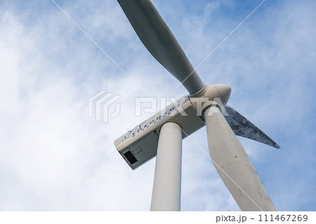 青空にそびえるハマウィングこと横浜市風力発電所 青空にそびえるハマウィングこと横浜市風力発電所 111467269