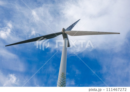 青空にそびえるハマウィングこと横浜市風力発電所 青空にそびえるハマウィングこと横浜市風力発電所 111467272
