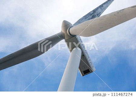 青空にそびえるハマウィングこと横浜市風力発電所 青空にそびえるハマウィングこと横浜市風力発電所 111467274