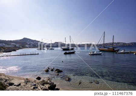 ギリシャのビーチと船 111467376