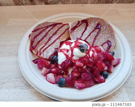 いちごとミルクのいちごパンケーキ いちごとミルクのいちごパンケーキ 111467383