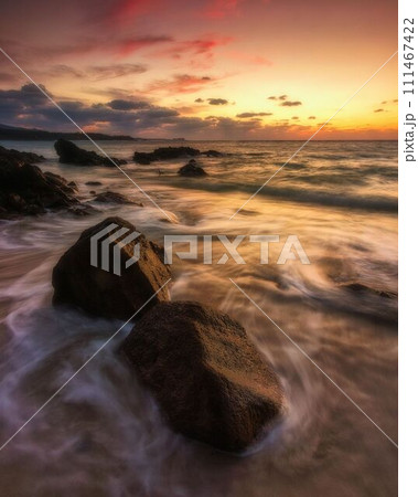 沖縄県恩納村海辺での美しい夕焼け 沖縄県恩納村海辺での美しい夕焼け 111467422