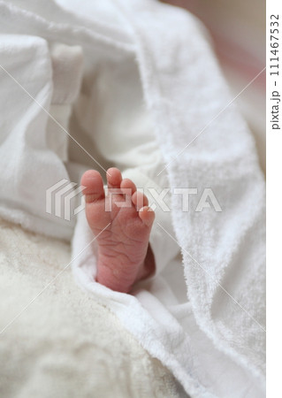 赤ちゃんの足裏のアップ 赤ちゃんの足裏のアップ 111467532