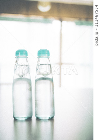 2本のラムネ瓶のフィルム調の写真 2本のラムネ瓶のフィルム調の写真 111467534