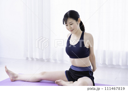 ストレッチをする女性 ストレッチをする女性 111467819