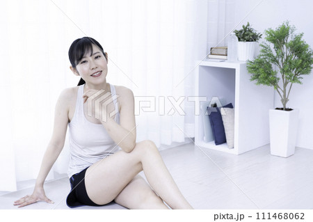 ストレッチをする女性 ストレッチをする女性 111468062