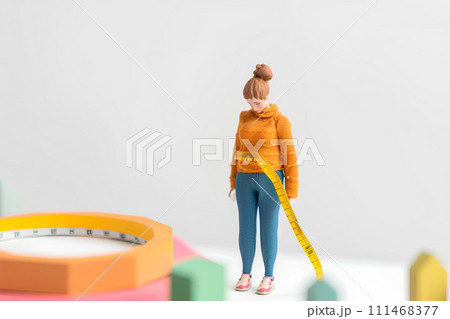 メジャーをお腹に当ててがっくりきている女性-5(3D) メジャーをお腹に当ててがっくりきている女性-5(3D) 111468377