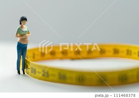 メジャーをお腹に当ててがっくりきている女性-5(3D) メジャーをお腹に当ててがっくりきている女性-5(3D) 111468378
