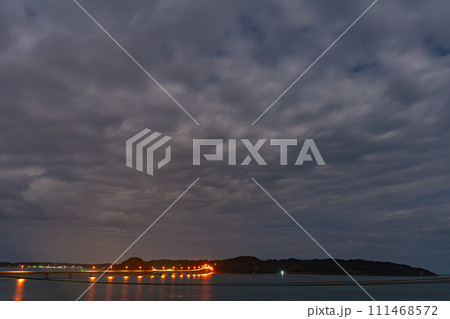 山口県　角島　下関市　山陽地方　自然　観光　旅行　午後　夜　島戸海水浴場　海岸　海　月 111468572