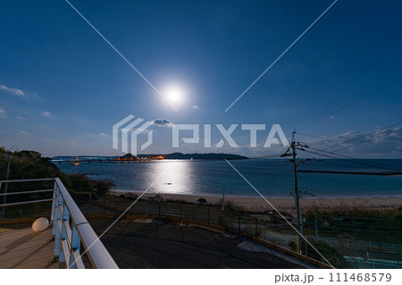 山口県　角島　下関市　山陽地方　自然　観光　旅行　午後　夜　島戸海水浴場　海岸　海　月 111468579