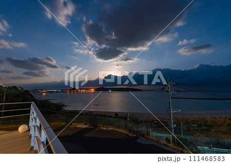 山口県　角島　下関市　山陽地方　自然　観光　旅行　午後　夜　島戸海水浴場　海岸　海　月 111468583