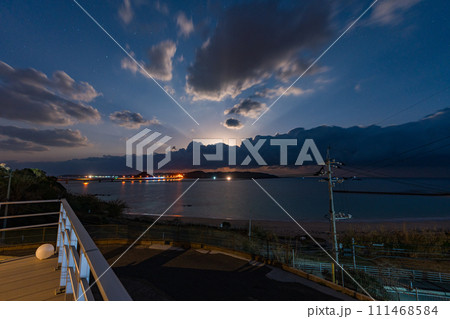 山口県　角島　下関市　山陽地方　自然　観光　旅行　午後　夜　島戸海水浴場　海岸　海　月 111468584