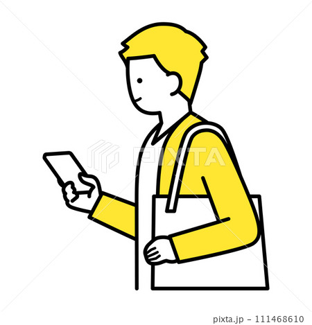 鞄を持ちスマホを見ながら歩く男性 鞄を持ちスマホを見ながら歩く男性 111468610