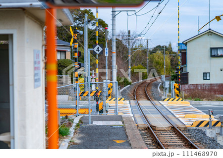 山口県　草江駅　宇部市　宇部線　山陽地方　自然　観光　旅行　午前　昼　鉄道　電車　駅　ホーム　遮断機 111468970