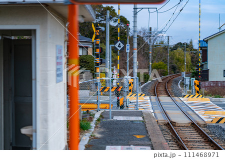山口県　草江駅　宇部市　宇部線　山陽地方　自然　観光　旅行　午前　昼　鉄道　電車　駅　ホーム　遮断機 111468971