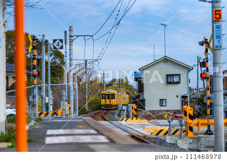 山口県　草江駅　宇部市　宇部線　山陽地方　自然　観光　旅行　午前　昼　鉄道　電車　駅　ホーム　遮断機 111468978