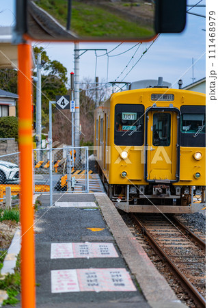 山口県　草江駅　宇部市　宇部線　山陽地方　自然　観光　旅行　午前　昼　鉄道　電車　駅　ホーム　遮断機 111468979