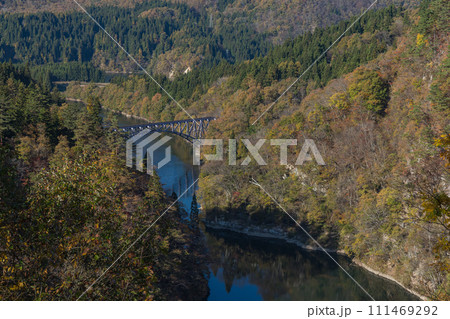日本 福島県大沼郡三島町のビューポイントから見える只見川に架かる第一只見川橋梁 日本 福島県大沼郡三島町のビューポイントから見える只見川に架かる第一只見川橋梁 111469292