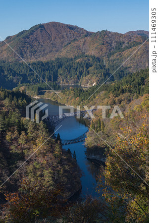 日本 福島県大沼郡三島町のビューポイントから見える只見川に架かる第一只見川橋梁 日本 福島県大沼郡三島町のビューポイントから見える只見川に架かる第一只見川橋梁 111469305