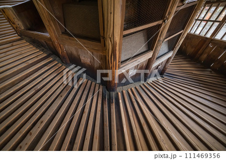 日本　福島県会津若松市の飯盛山の中腹に建つ会津さざえ堂の内部の螺旋階段 111469356