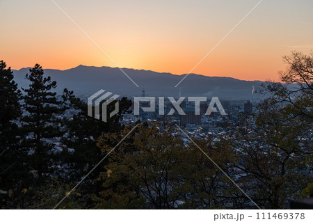 日本 福島県会津若松市の飯盛山から見えるマジックアワー時の街並みと夕焼け空 日本 福島県会津若松市の飯盛山から見えるマジックアワー時の街並みと夕焼け空 111469378