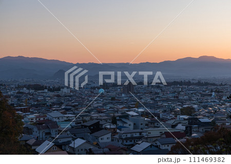 日本 福島県会津若松市の飯盛山から見えるマジックアワー時の街並みと夕焼け空 日本 福島県会津若松市の飯盛山から見えるマジックアワー時の街並みと夕焼け空 111469382