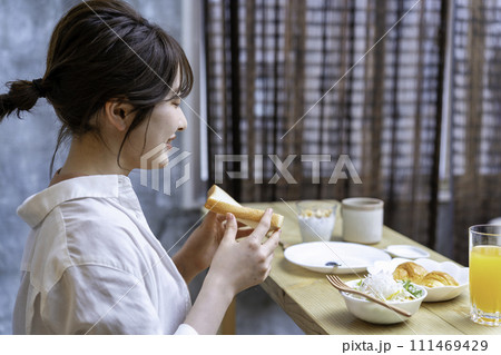朝食を食べる若い女性 朝食を食べる若い女性 111469429