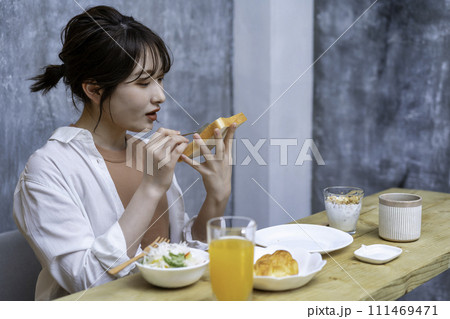 朝食を食べる若い女性 朝食を食べる若い女性 111469471