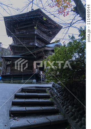 日本　福島県会津若松市の飯盛山の中腹に建つ会津さざえ堂 111469544