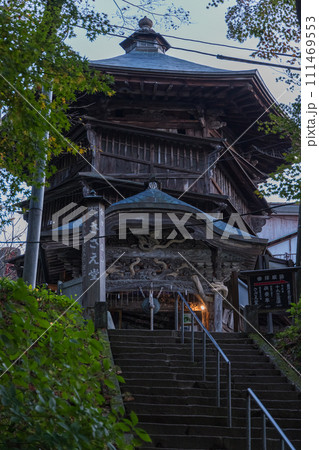 日本　福島県会津若松市の飯盛山の中腹に建つ会津さざえ堂 111469553