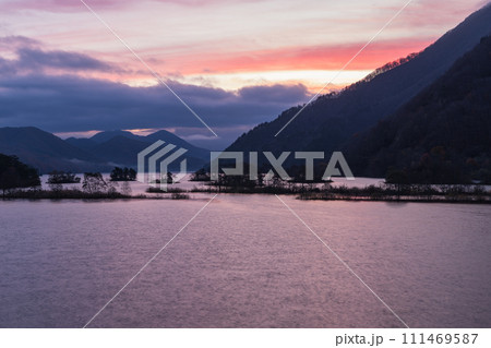 日本　福島県耶麻郡北塩原村、裏磐梯高原の秋元湖と朝焼け空 111469587