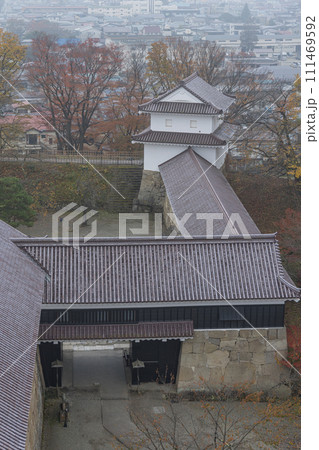 日本 福島県会津若松市の鶴ヶ城城址公園内に建つ鶴ヶ城の天守閣から見える干飯櫓 日本 福島県会津若松市の鶴ヶ城城址公園内に建つ鶴ヶ城の天守閣から見える干飯櫓 111469592