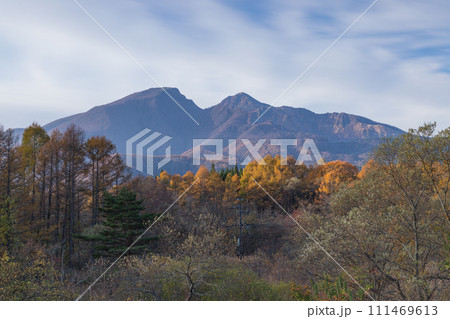 日本　福島県耶麻郡北塩原村、裏磐梯高原の秋元湖展望台から見える早朝の磐梯山と紅葉 111469613